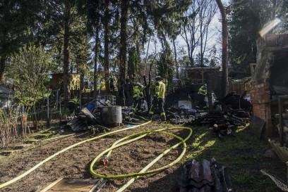 Weil im Schoenbuch - Breitenstein: Gartenhuette wird ein Raub der Flammen