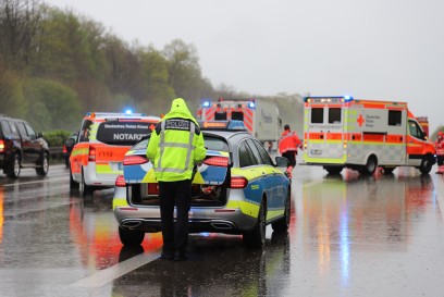 Wendlingen: BAB8 Schwerer Verkehrsunfall PKW ueberschlagen und faengt an zu Brennen
