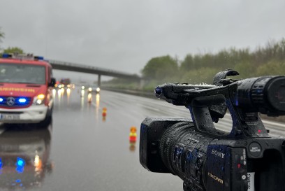 Wendlingen: BAB8 Schwerer Verkehrsunfall PKW ueberschlagen und faengt an zu Brennen