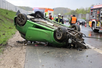 BAB8 Hoehe Weilheim: Auto ueberschlaegt sich
