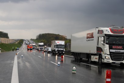 BAB8 Hoehe Weilheim: Auto ueberschlaegt sich
