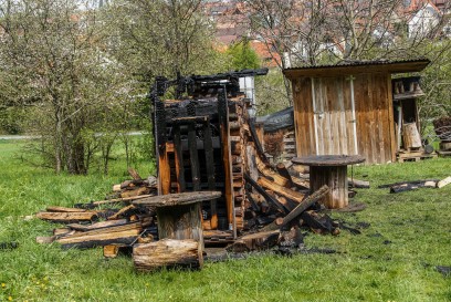 Grafenau-Doeffingen:  Holzstapel brennen - Brandstiftung?