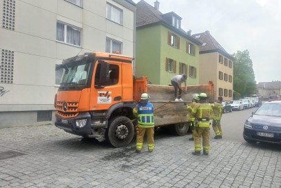 Esslingen: Dehnfugenbrand zwischen zwei Mehrfamilienhaeusern