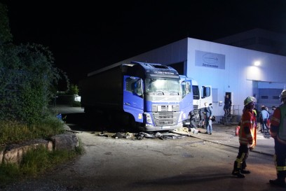 Korntal-Muenchingen: LKW Fuehrerhaus brennt auf Speditionsgelaende