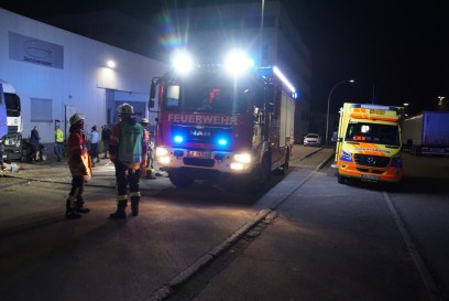 Korntal-Muenchingen: LKW Fuehrerhaus brennt auf Speditionsgelaende