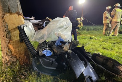 Remseck: Audi kollidiert mit Baum, Fahrer Schwer Verletzt