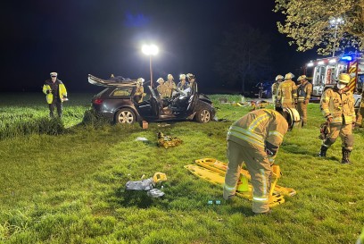 Remseck: Audi kollidiert mit Baum, Fahrer Schwer Verletzt