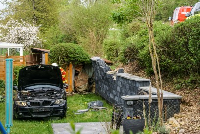 Aidlingen-Dachtel: PKW landet in Vorgarten