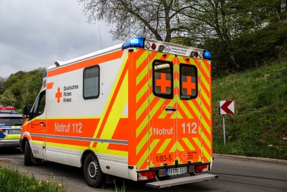 Aidlingen-Dachtel: PKW landet in Vorgarten