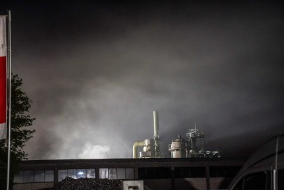 Dettingen unter Teck: Schrotthaufenbrand sorgt fuer starke Rauchentwicklung und Sichtbehinderungen auf der Autobahn