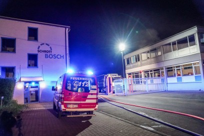 Dettingen unter Teck: Schrotthaufenbrand sorgt fuer starke Rauchentwicklung und Sichtbehinderungen auf der Autobahn