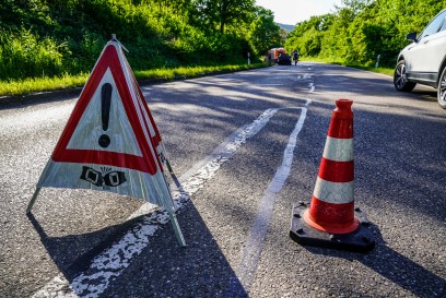 Esslingen-Pliensauvorstadt: Pkw brennt vollstaendig aus - Insassen koennen Werkzeug retten
