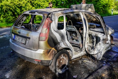 Esslingen-Pliensauvorstadt: Pkw brennt vollstaendig aus - Insassen koennen Werkzeug retten