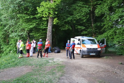 Erkenbrechtsweiler: Gleitschirmflieger stuerzt in Baum