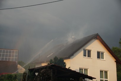 Oberstenfeld-Gronau: Dachstuhlbrand nach Blitzeinschlag