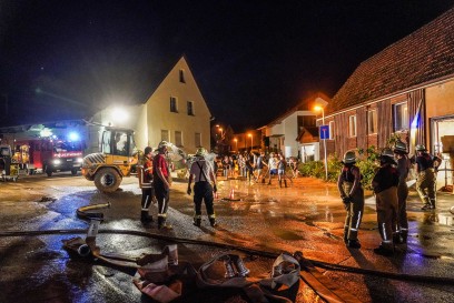 Mundelsheim: Unwetter zieht ueber kleinen Ort und hinterlaesst Schlammmassen, vollgelaufene Keller und kaputte Strassen