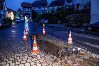 Mundelsheim: Unwetter zieht ueber kleinen Ort und hinterlaesst Schlammmassen, vollgelaufene Keller und kaputte Strassen