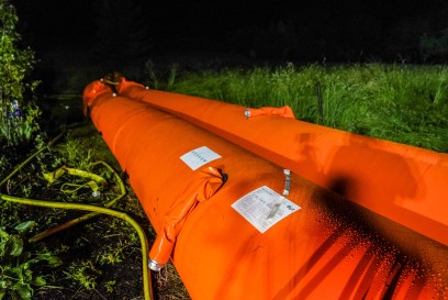 Mundelsheim: Feuerwehr baut Hochwasserschutzsystem auf - Unwetter zieht ueber kleinen Ort und hinterlaesst Schlammmassen, vollgelaufene Keller