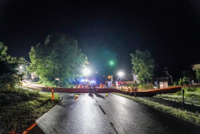 Mundelsheim: Feuerwehr baut Hochwasserschutzsystem auf - Unwetter zieht ueber kleinen Ort und hinterlaesst Schlammmassen, vollgelaufene Keller