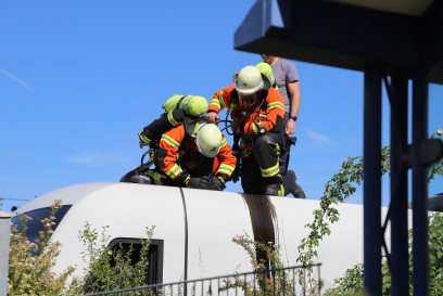 Neuffen: Technischer Defekt fuehrt zu einem Auspuffbrand am Triebwagen