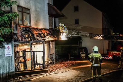 Altbach: Holzschuppen aus ungeklaerter Ursache in Brand geraten