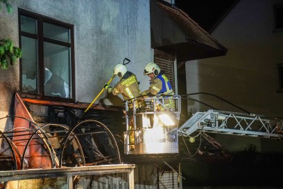 Altbach: Holzschuppen aus ungeklaerter Ursache in Brand geraten