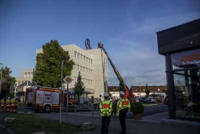 Leonberg:  Mercedes-Stern brennt auf Firmendach
