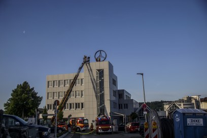 Leonberg:  Mercedes-Stern brennt auf Firmendach