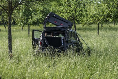 Nufringen: Fahrer wird aus PKW geschleudert und erleidet toedliche Verletzungen
