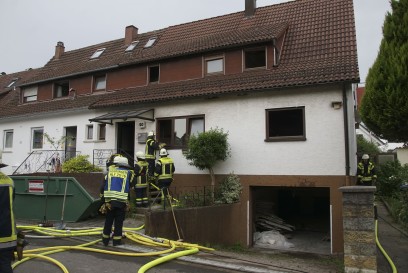 Reninngen: Baumaterial faengt Feuer im Gebaeude