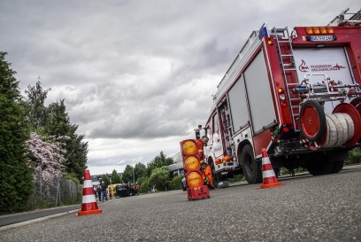 Holzgerlingen: PKW landet auf dem Dach im Industriegebiet