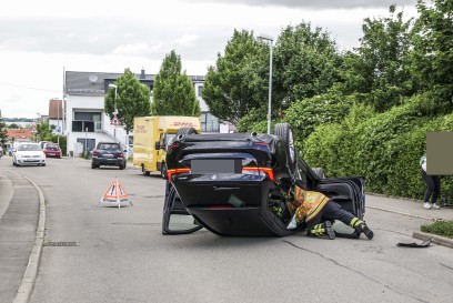Holzgerlingen: PKW landet auf dem Dach im Industriegebiet