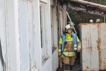 Stuttgart: Feuerwehr loescht Brand auf Vordach