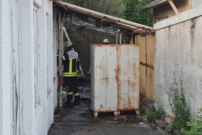 Stuttgart: Feuerwehr loescht Brand auf Vordach