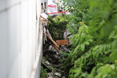 Dettingen Teck: PKW faehrt gegen Hauswand