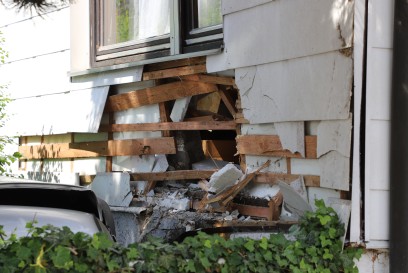 Dettingen Teck: PKW faehrt gegen Hauswand