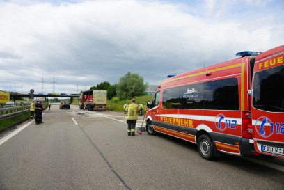 Plochingen B10: LKW verliert Ladung - Vollsperrung der Bundesstrasse 