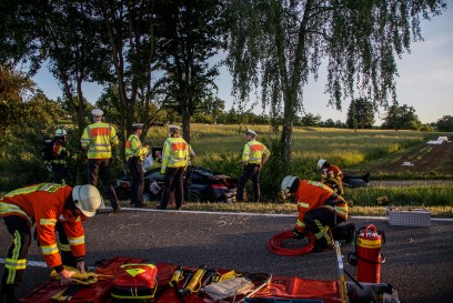 Oberjesingen: Mercedes kracht gegen Baum - Fahrer schwer verletzt 
