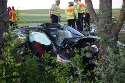 Oberjesingen: Mercedes kracht gegen Baum - Fahrer schwer verletzt 