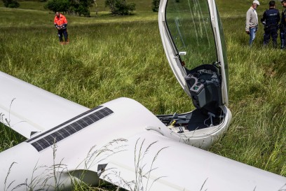 Weibersbrunn: Segelflieger kann grad noch die Autobahn ueberqueren und stuerzt auf eine Wiese