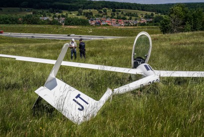 Weibersbrunn: Segelflieger kann grad noch die Autobahn ueberqueren und stuerzt auf eine Wiese