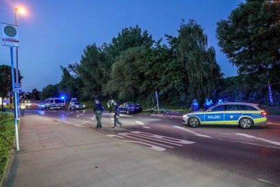 Nuertingen-Zizishausen: Mit ueberhoehter Geschwindigkeit in Bushaltestelle gerast - zwei Schwerverletzte