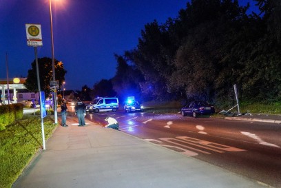 Nuertingen-Zizishausen: Mit ueberhoehter Geschwindigkeit in Bushaltestelle gerast - zwei Schwerverletzte