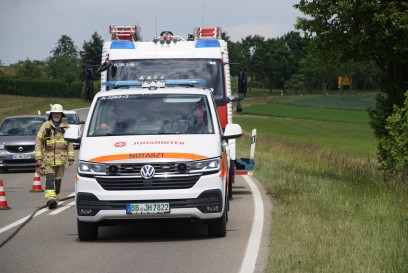Sindelfingen-Darmsheim: Mercedes kommt von der Strasse und kracht gegen einen Baum