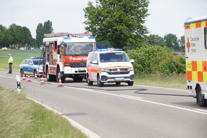 Sindelfingen-Darmsheim: Mercedes kommt von der Strasse und kracht gegen einen Baum