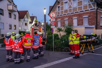 Weinstadt-Beutelsbach: Exklusive Rettungsbilder - Brand im Erdgeschoss – Flammen und Rauch aus Gebaeude 