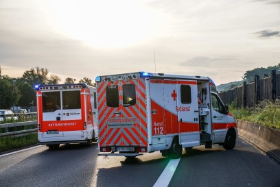 Ebersbach a. d. Fils: Polizeimannschaftstransportwagen kommt von der Strasse ab und ueberschlaegt sich – mehrere Verletzte