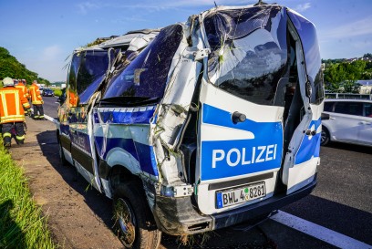 Ebersbach a. d. Fils: Polizeimannschaftstransportwagen kommt von der Strasse ab und ueberschlaegt sich – mehrere Verletzte