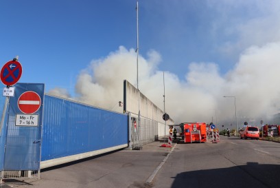 Stuttgart-Hedelfingen: Grossbrand in einer Recyclingfirma 