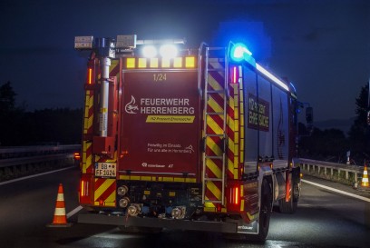 Haifingen: PKW brennt vollstaendig aus - Autobahn gesperrt